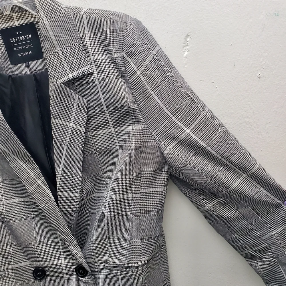 Double Breast Grid Pane Houndstooth Blazer w/ pockets! 8 - Picture 7 of 14